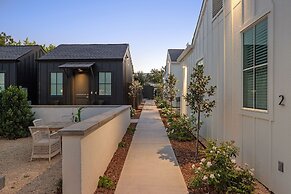 Whitetail Court Hotel