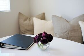 Whitetail Court Hotel