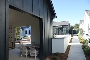 Whitetail Court Hotel