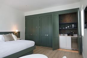 Whitetail Court Hotel