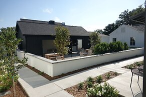 Whitetail Court Hotel