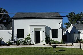 Whitetail Court Hotel