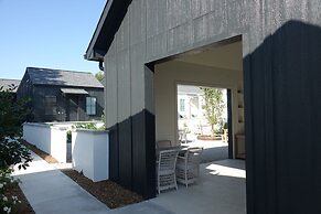 Whitetail Court Hotel