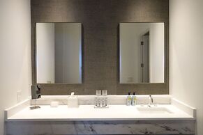 Whitetail Court Hotel