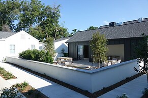 Whitetail Court Hotel