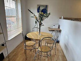 Nantwich - Sleeps 4 - Parking - Walking Distance to Town Centre