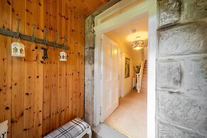 Red Squirrel Cottage Pet Friendly Family Adventure Retreat in Aberdeen