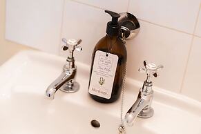 Red Squirrel Cottage Pet Friendly Family Adventure Retreat in Aberdeen