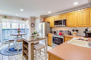 Hike, Golf & Explore: Pocono Pines Townhome