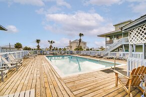 Gulf Shores Condo w/ Pool: Walk to Beaches!