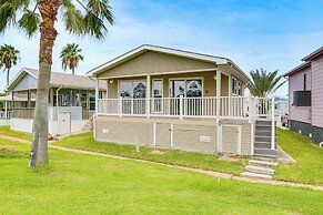 5 Mi to Beaches: Sunny Port Isabel Golf Retreat