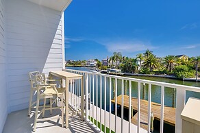 Chic Hudson Townhome: Walk to the Beach!