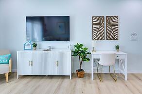 Chic Hudson Townhome: Walk to the Beach!