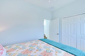 Chic Hudson Townhome: Walk to the Beach!