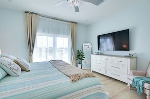 Chic Hudson Townhome: Walk to the Beach!