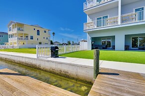 Chic Hudson Townhome: Walk to the Beach!