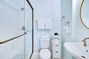 Chic Hudson Townhome: Walk to the Beach!