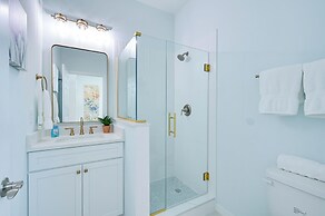 Chic Hudson Townhome: Walk to the Beach!