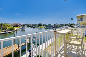 Chic Hudson Townhome: Walk to the Beach!