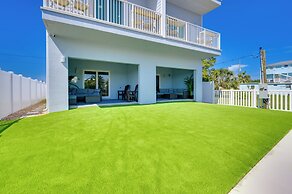 Chic Hudson Townhome: Walk to the Beach!