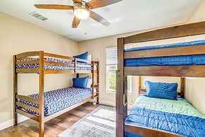 Brooksville Home ~ 5 Mi to Weeki Wachee Springs!