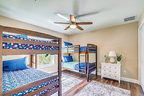 Brooksville Home ~ 5 Mi to Weeki Wachee Springs!