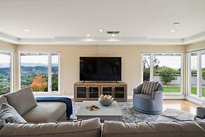 Bouquet Cottage 4 Bedroom Home by RedAwning
