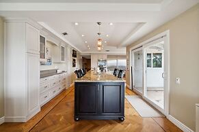 Bouquet Cottage 4 Bedroom Home by RedAwning
