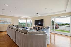 Bouquet Cottage 4 Bedroom Home by RedAwning