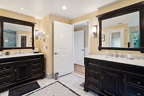 Bouquet Cottage 4 Bedroom Home by RedAwning