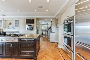 Bouquet Cottage 4 Bedroom Home by RedAwning