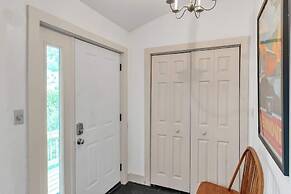 Bear Pass - Mountain View 4 Bedroom Home by RedAwning