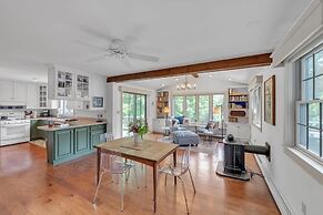 Bear Pass - Mountain View 4 Bedroom Home by RedAwning