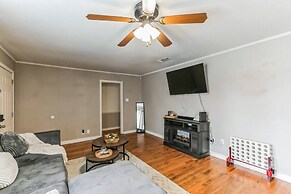 Cozy Family Retreat With Spacious Yard 2 Bedroom Home by RedAwning