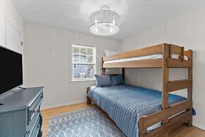 Cottage At Pine Knoll Shores 3 Bedroom Home by RedAwning