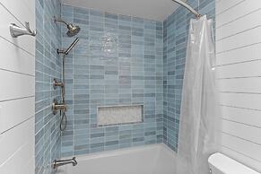 Cottage At Pine Knoll Shores 3 Bedroom Home by RedAwning