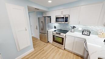 Beach House 404c 2 Bedroom Condo by RedAwning