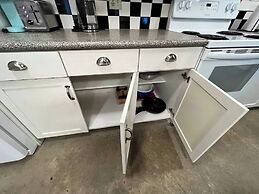 Sweet 2 BR Walk to all