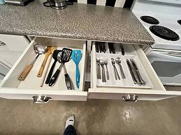 Sweet 2 BR Walk to all