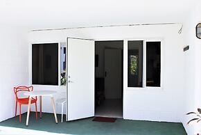 Bungalow Beach Hotel