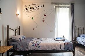 Korte Hotel Sleeps 14 With Courtyard