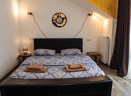 Korte Hotel Sleeps 14 With Courtyard