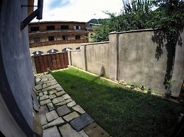 Korte Hotel Sleeps 14 With Courtyard