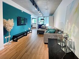 Urban Retreat Elegant Modern Apartment With Balcony in Villa del Parqu