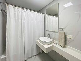 Urban Retreat Elegant Modern Apartment With Balcony in Villa del Parqu