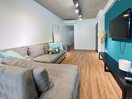 Urban Retreat Elegant Modern Apartment With Balcony in Villa del Parqu