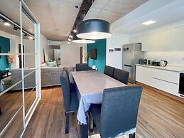 Urban Retreat Elegant Modern Apartment With Balcony in Villa del Parqu