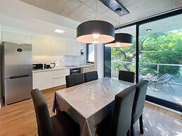 Urban Retreat Elegant Modern Apartment With Balcony in Villa del Parqu