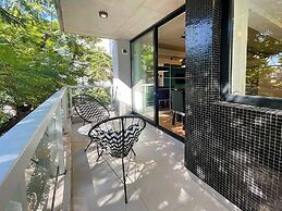 Urban Retreat Elegant Modern Apartment With Balcony in Villa del Parqu