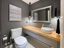 Urban Retreat Elegant Modern Apartment With Balcony in Villa del Parqu